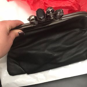 Skull handle clutch